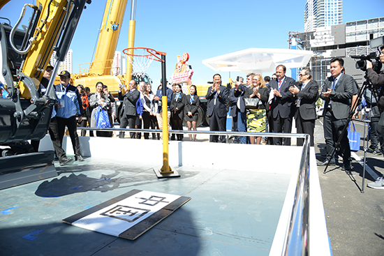 徐工XE35U液壓挖掘機現場揮毫潑墨、投籃表演，成為展場上的“閃亮明星”